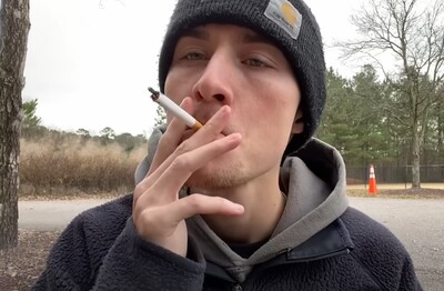 Лечение зависимости от табакокурения в Новой Ляле Мужчина с сигаретой делает затяжку