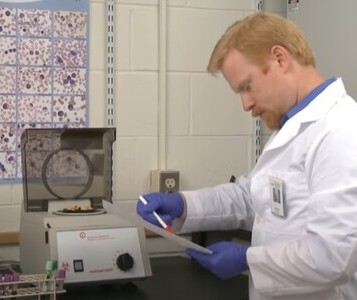 Клиника лечения наркозависимости в Новой Ляле Врач в кабинете клиники